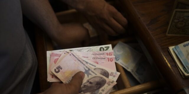 Τουρκία: Συνεχίζεται η κατρακύλα της λίρας – Νέο αρνητικό ρεκόρ