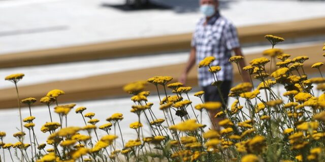 Κορονοϊός: Θετικά μηνύματα με λιγότερα κρούσματα και εμβόλιο στο ορίζοντα