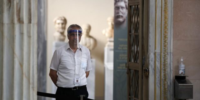 Επιτροπή Λοιμωξιολόγων: Εισήγηση για υποχρεωτική χρήση μάσκας σε κλειστούς χώρους
