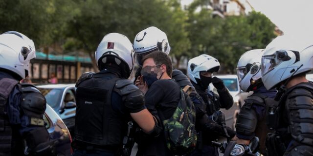 Ελεύθεροι οι τρεις που συνελήφθησαν αλλά με “απαγόρευση για διαδηλώσεις και Εξάρχεια”