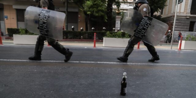 Πονοκέφαλος στην ΕΛΑΣ για τον αξιωματικό που εμπόδισε σύλληψη κουκουλοφόρου