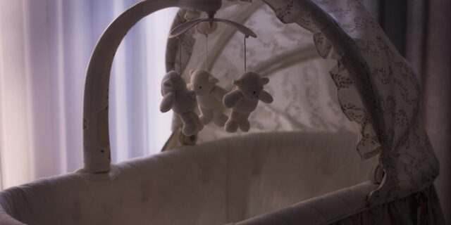 Παρκοκρέβατα για τα νεογέννητα δώρισε ο δήμος Νάουσας