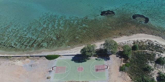 Ελαφόνησος: Το πιο εξωτικό γήπεδο μπάσκετ της Ελλάδας