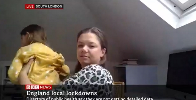 Μ.Βρετανία: Η μικρή Σκάρλετ δεν αφήνει τη μητέρα της να δώσει συνέντευξη στο BBC