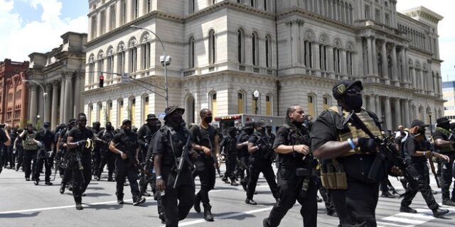 ΗΠΑ: Βαριά οπλισμένοι μαύροι διαδηλωτές έκαναν πορεία ζητώντας δικαιοσύνη για τη Μπριόνα Τέιλορ