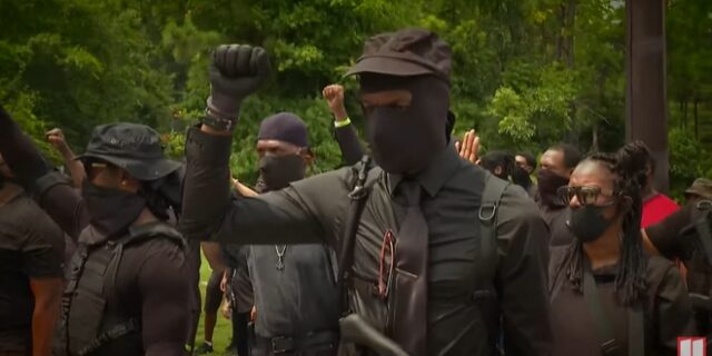 ΗΠΑ: Ποιοι είναι οι οπλισμένοι “Μαύροι Πάνθηρες” που παρέλασαν στην Atlanta
