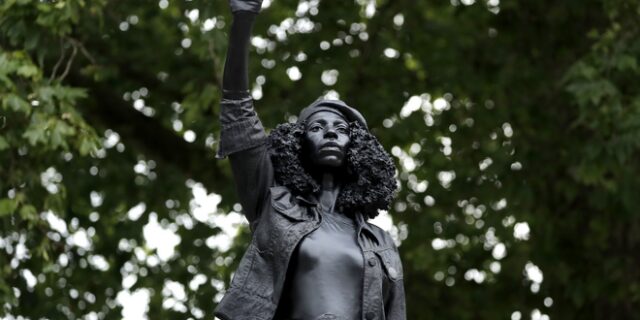 Διαδηλώτρια του Black Lives Matter γίνεται άγαλμα στο Μπρίστολ