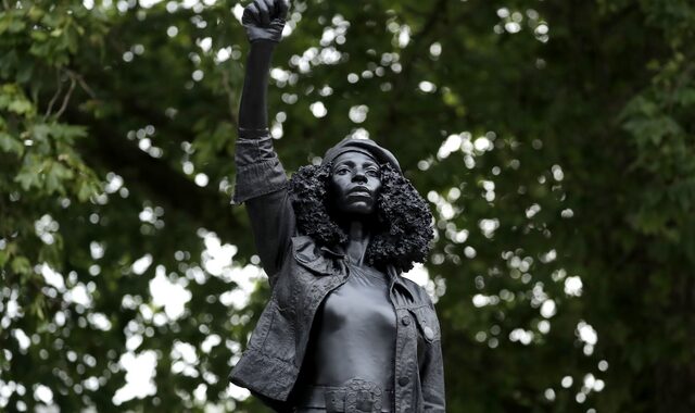Διαδηλώτρια του Black Lives Matter γίνεται άγαλμα στο Μπρίστολ