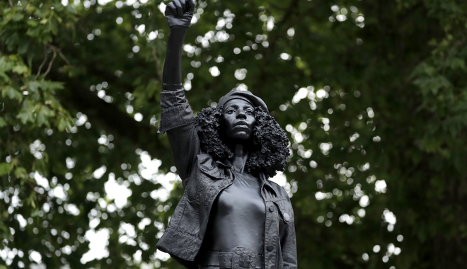 Διαδηλώτρια του Black Lives Matter γίνεται άγαλμα στο Μπρίστολ