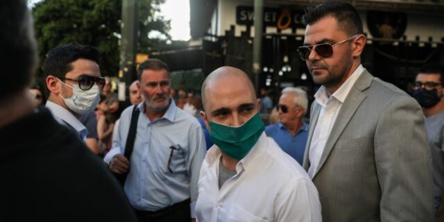 Μπογδάνος: Το Μαξίμου του βγάζει κίτρινη κάρτα, αλλά δεν τον διαγράφει