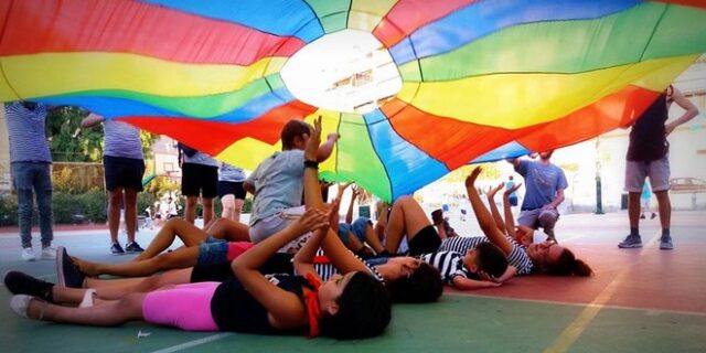 Η γειτονιά αλληλεγγύης στο Νέο Κόσμο που δίνει το παράδειγμα αληθινής ενσωμάτωσης