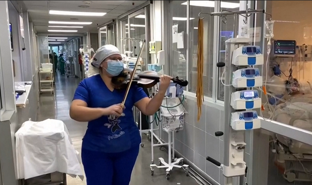 Χιλή: Νοσηλεύτρια παίζει βιολί στους ασθενείς για να τους ανυψώσει το ηθικό
