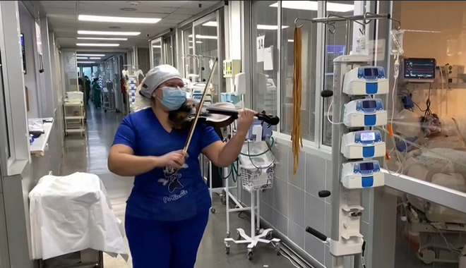 Χιλή: Νοσηλεύτρια παίζει βιολί στους ασθενείς για να τους ανυψώσει το ηθικό