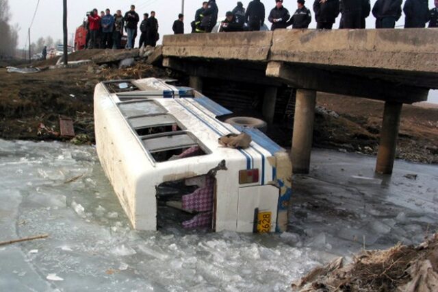 Τραγωδία στην Κίνα: Τουλάχιστον 21 μαθητές νεκροί από πτώση λεωφορείου σε λίμνη