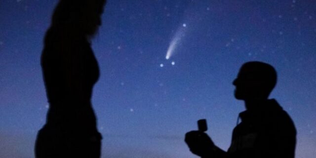 Πρόταση γάμου μπροστά απο κομήτη που περνάει κάθε 6.800 χρόνια