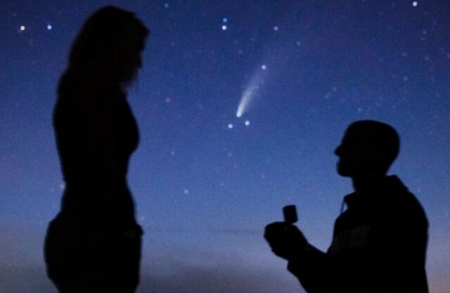 Πρόταση γάμου μπροστά απο κομήτη που περνάει κάθε 6.800 χρόνια