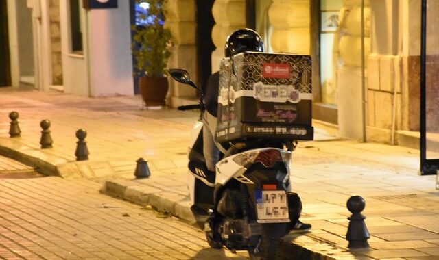 Θεσσαλονίκη: Θύμα ληστείας διανομέας από 20χρονο – Τον απείλησε με μαχαίρι