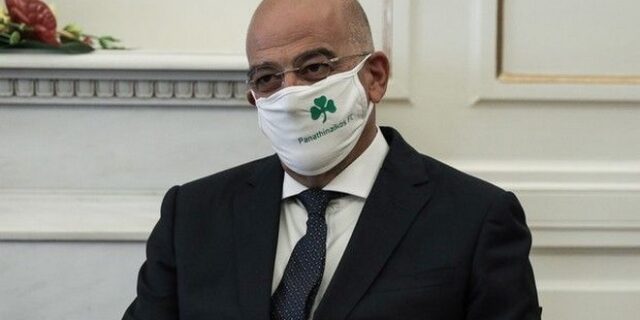 Με μάσκα Παναθηναϊκού ο Δένδιας σε συνάντηση με την Ισπανίδα ΥΠΕΞ