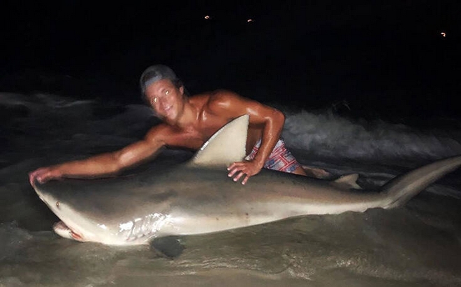 ΗΠΑ: Φοιτητής πόζαρε με καρχαρία 180 κιλών – Στη συνέχεια τον ελευθέρωσε
