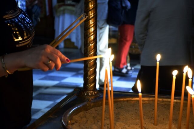 Εορδαία: “Δεν θέλω καρναβάλια στην εκκλησία μου” είπε ιερέας σε πιστή με μάσκα