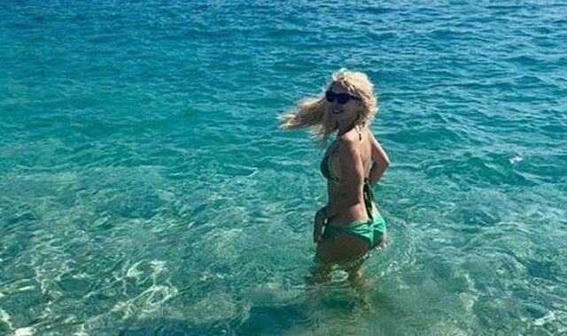 Ελένη Μενεγάκη: Βουτιές με την κόρη της στην Άνδρο