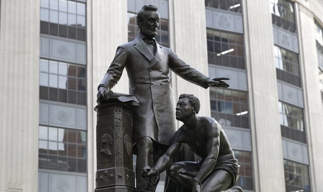 ΗΠΑ: Η Βοστόνη απομακρύνει άγαλμα του Λίνκολν με έναν μαύρο σκλάβο γονατισμένο μπροστά του