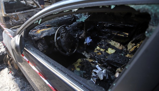 Εμπρηστική επίθεση σε σταθμευμένα βανάκια αντιπροσωπείας αυτοκινήτων