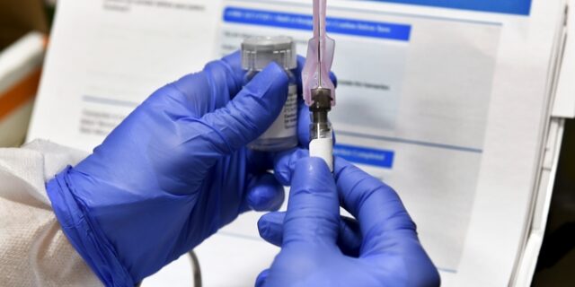 Κορονοϊός – Ρωσία: “Εκατοντάδες χιλιάδες” δόσεις εμβολίου από το 2020