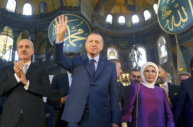 “Ποδαρικό” με ακραίες προκλήσεις Ερντογάν: “Στέμμα του 2020 η Αγία Σοφία”