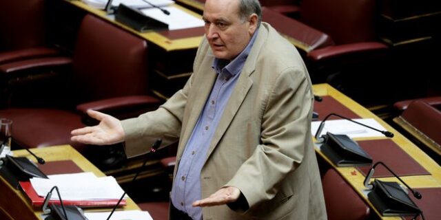 Φίλης: Ο φιλελευθερισμός του κ. Μητσοτάκη του… “τρέχει από τα ράσα”!