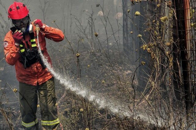 Σε εξέλιξη νέες φωτιές σε Κιάτο και Μάνη – Καλύτερη εικόνα στη Λέσβο