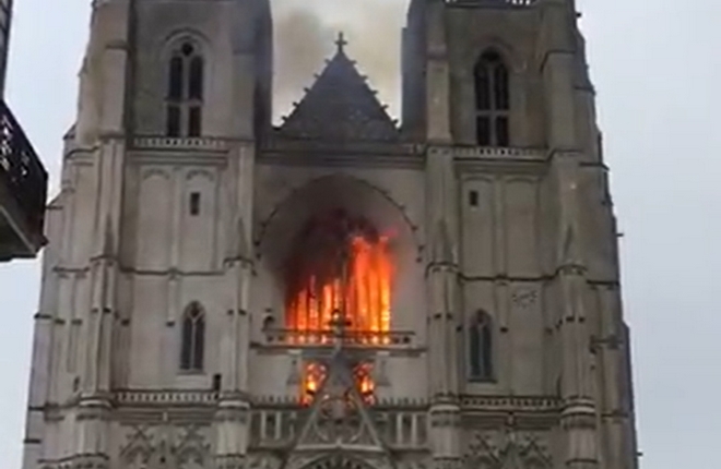 Γαλλία: Η πυρκαγιά στον καθεδρικό ναό της Νάντης τέθηκε υπό έλεγχο