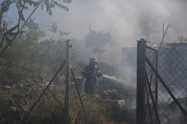 Φωτιά στις Σάπες Ροδόπης δίπλα σε σπίτια οικισμού