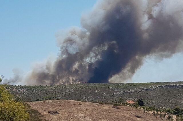 Υπό μερικό έλεγχο η φωτιά στο Λαύριο