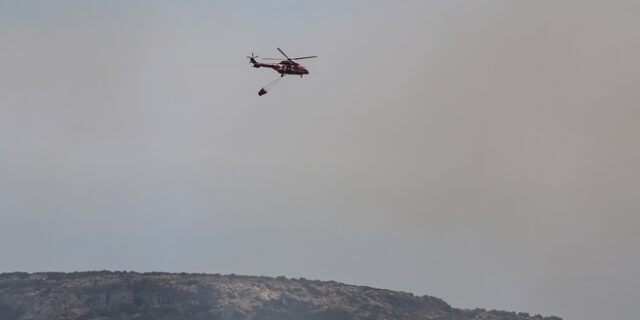 Λαύριο: Χωρίς ενεργό μέτωπο η φωτιά, αλλά με πολλές διάσπαρτες εστίες