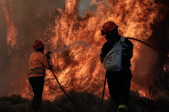 Πάνω από 200 πυροσβέστες και 15 εναέρια μέσα στη μάχη των Κεχριών