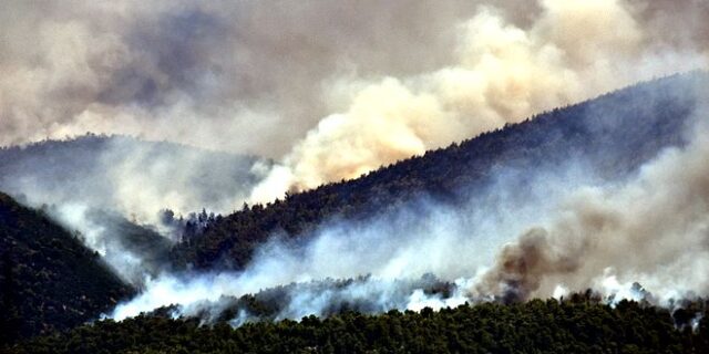 Φωτιά στην Κορινθία: Καλύτερη εικόνα μετά την πτώση των ανέμων-Επαγρύπνηση και συνεχής προσπάθεια