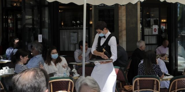 Κορονοϊός – Γαλλία: Γίνεται υποχρεωτική η μάσκα σε κλειστούς χώρους