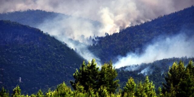 Φωτιά στην Κορινθία: Συνεχίζεται η μάχη – Καλύτερη εικόνα μετά την πτώση των ανέμων
