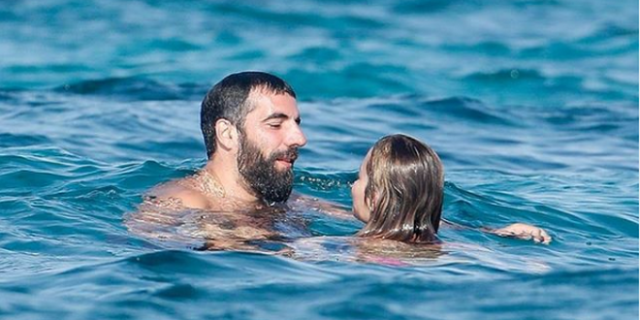 Η Ρίτα Ορα με τον γιο του Κώστα Γαβρά, Ρομέν είναι πιο ερωτευμένοι από ποτέ