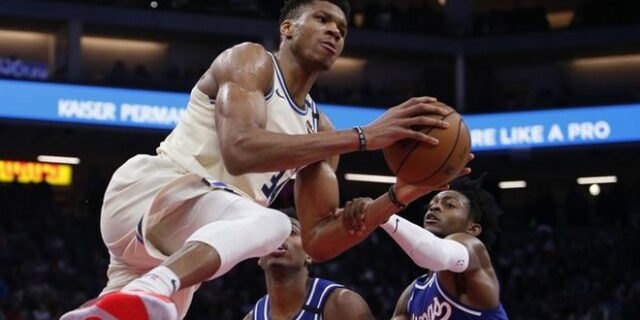 Με το πόδι στο γκάζι ο Γιάννης Αντετοκούνμπο στη νίκη επί του Σακραμέντο