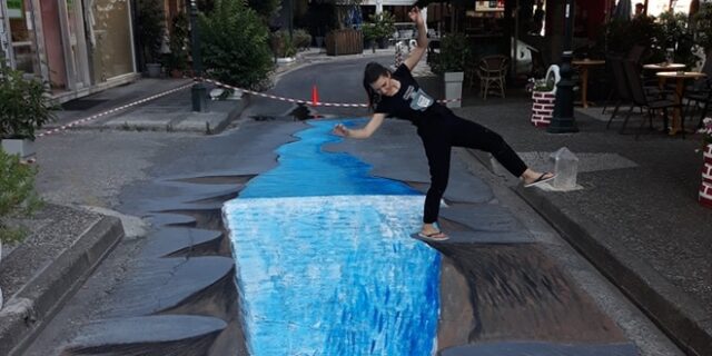 Αγρίνιο: Καλλιτέχνες ζωγράφισαν 3D καταρράκτη πάνω σε δρόμο