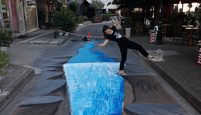 Αγρίνιο: Καλλιτέχνες ζωγράφισαν 3D καταρράκτη πάνω σε δρόμο