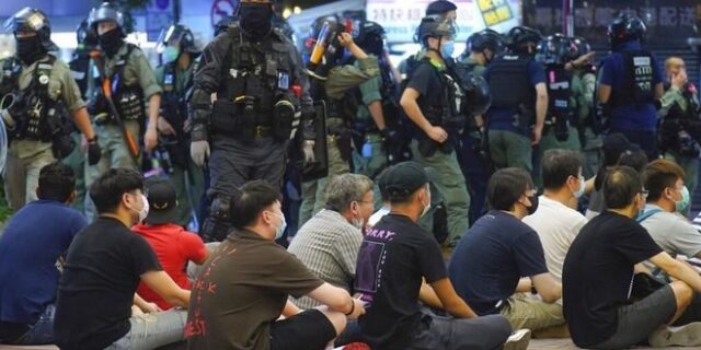 Χονγκ Κονγκ: Ανεβαίνουν οι τόνοι μεταξύ Κίνας και Βρετανίας