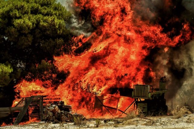 Πέντε φωτιές στη χώρα με τις μεγαλύτερες σε Κεχριές και Πεταλίδι