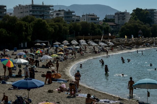 Άρση μέτρων: Αθηναίοι και Θεσσαλονικείς “ξεχύθηκαν” στις παραλίες