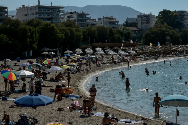 Άρση μέτρων: Αθηναίοι και Θεσσαλονικείς “ξεχύθηκαν” στις παραλίες