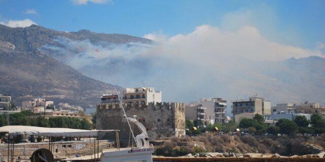 Φωτιά στο Μαρμάρι: Καλύτερη η εικόνα – Κλιμάκιο της ΔΑΕΕ στο σημείο