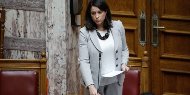 Η Κεραμέως εξακολουθεί να πετά την μπάλα στην εξέδρα για τα Προσωπικά Δεδομένα