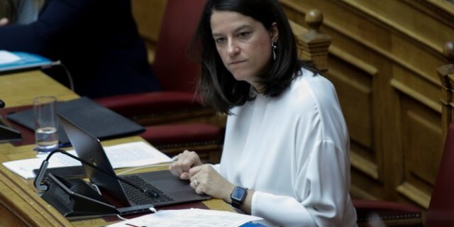 Επιχείρηση παραπλάνησης της Βουλής από την Κεραμέως